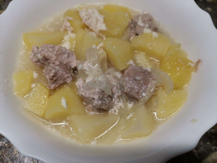 Картошку можно подавать с бульоном или без него