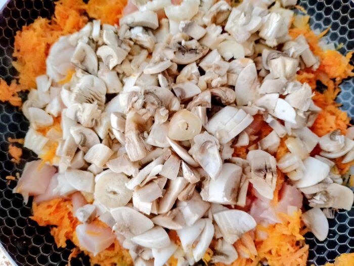 Transferati ciupercile in tigaia cu pui