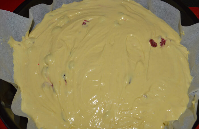 Вылейте смесь на противень