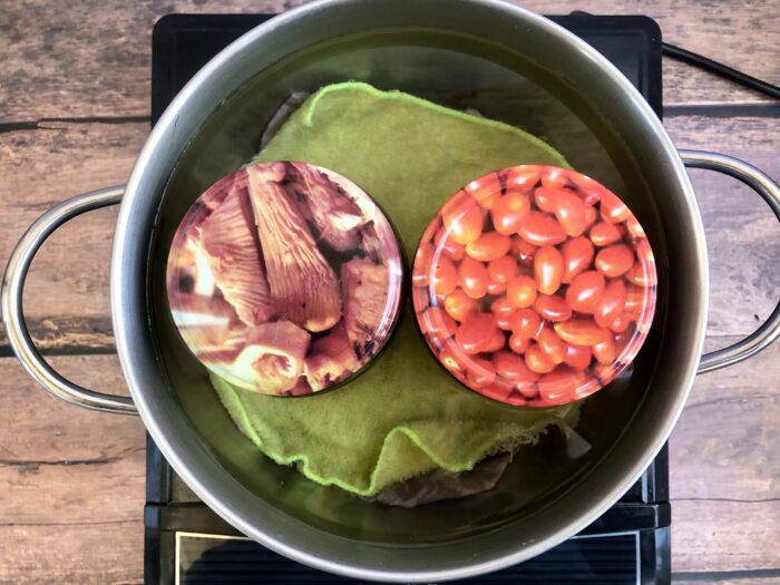 Поместить поверх ткани банки с рыбой