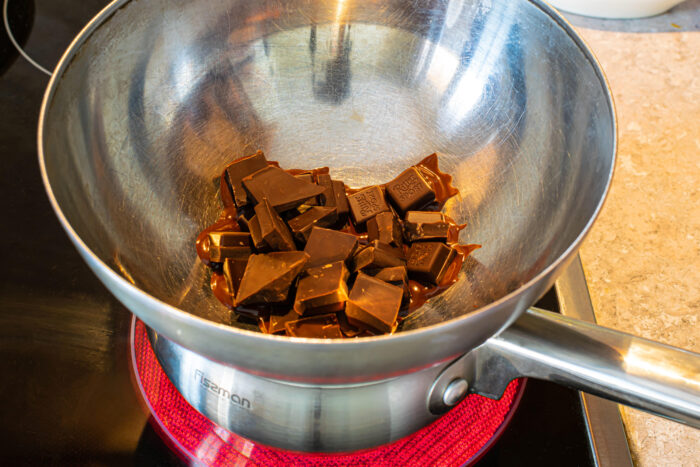 растопить шоколад в металлической миске
