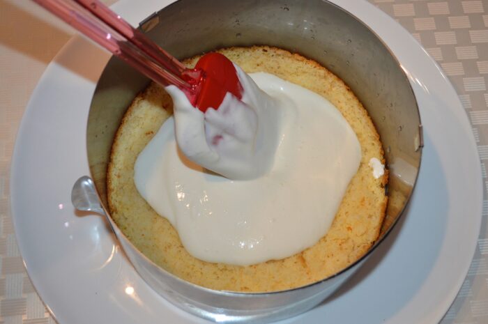 Spread half of the cream on the first layer