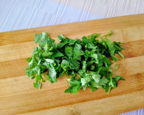 Clatiti patrunjelul si eliminati excesul de apa, apoi tocati-l
