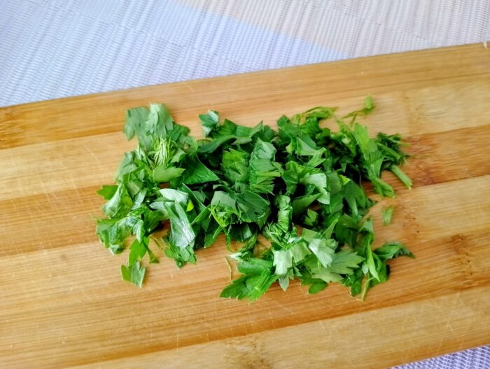 Clatiti patrunjelul si eliminati excesul de apa, apoi tocati-l