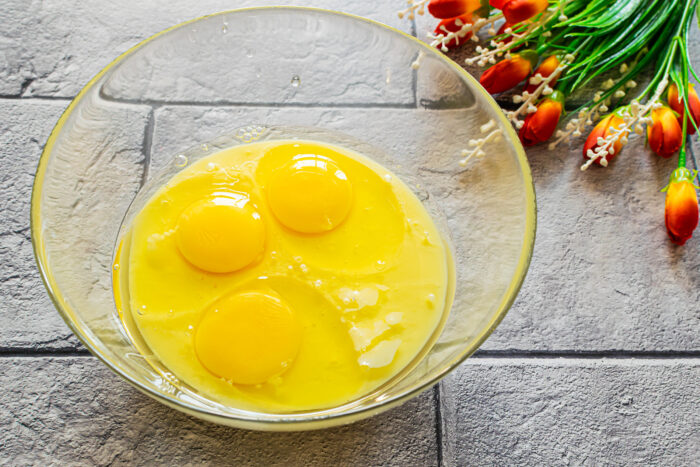 разбить 3 яйца