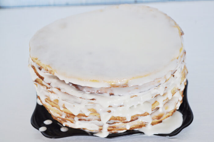 Готовые коржи промажем обильно сметанным кремом