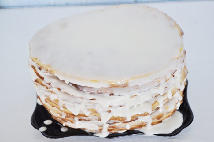 Spread the sour cream generously on the finished cake layers