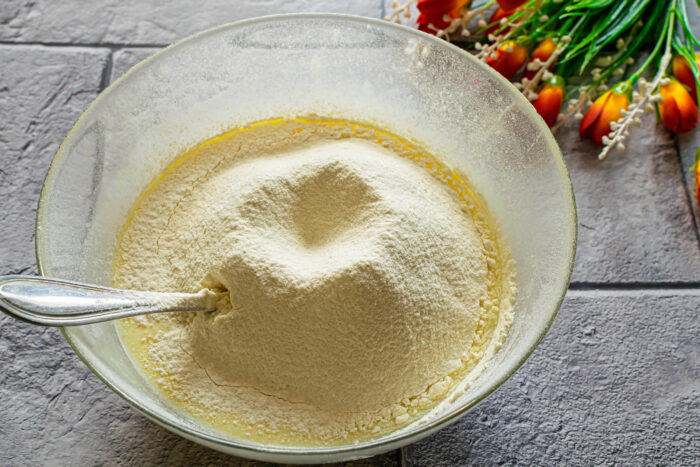 Потом ввести просеянную муку