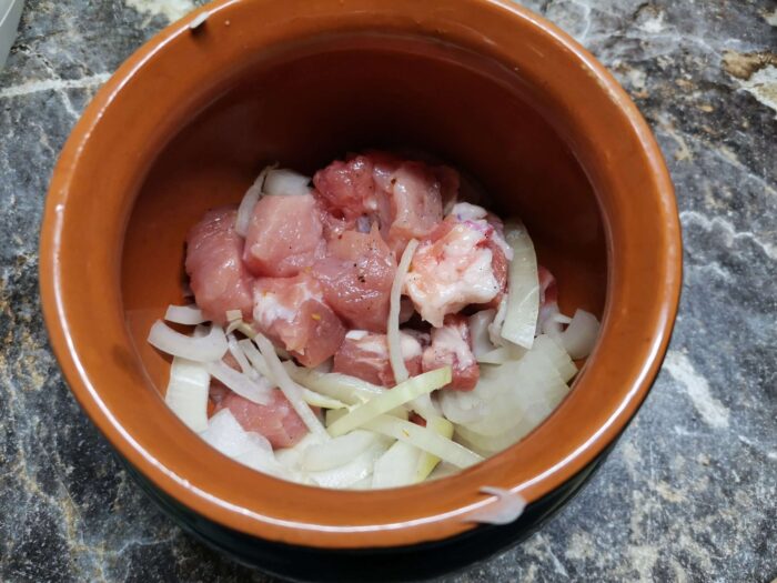 Выкладываем на дно мясо