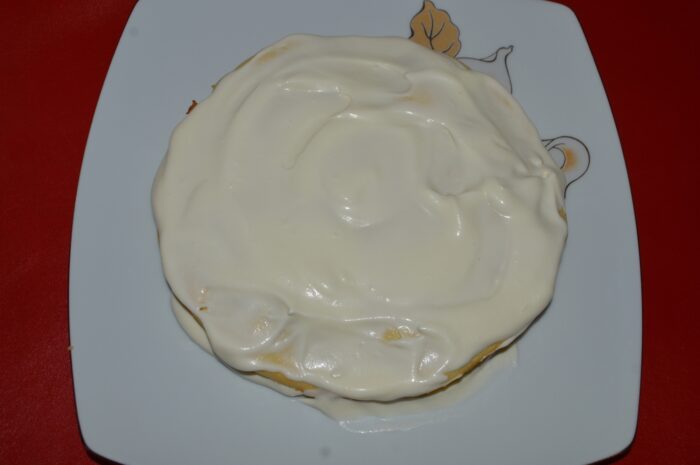 смажьте каждый корж кремом