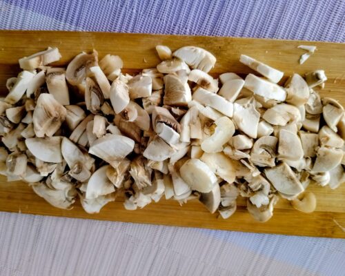 Clatiti ciupercile, uscati-le si taiati-le