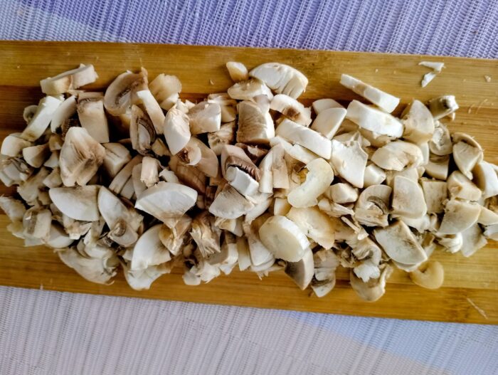 Clatiti ciupercile, uscati-le si taiati-le