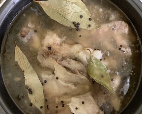 mix the meat with the broth and pour it into the mold