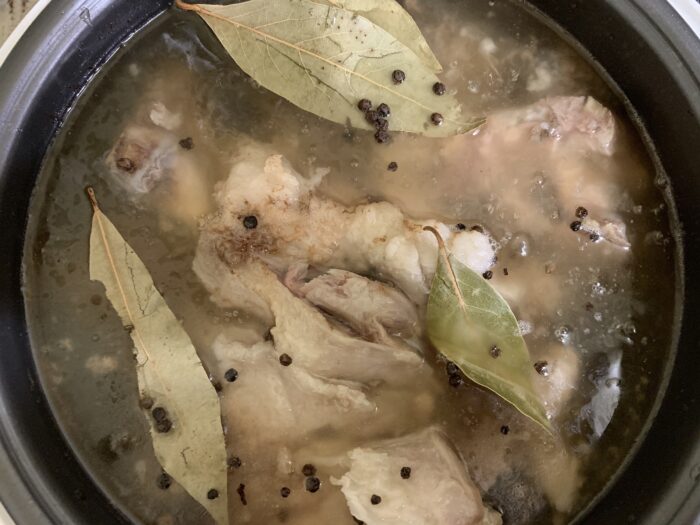 mix the meat with the broth and pour it into the mold