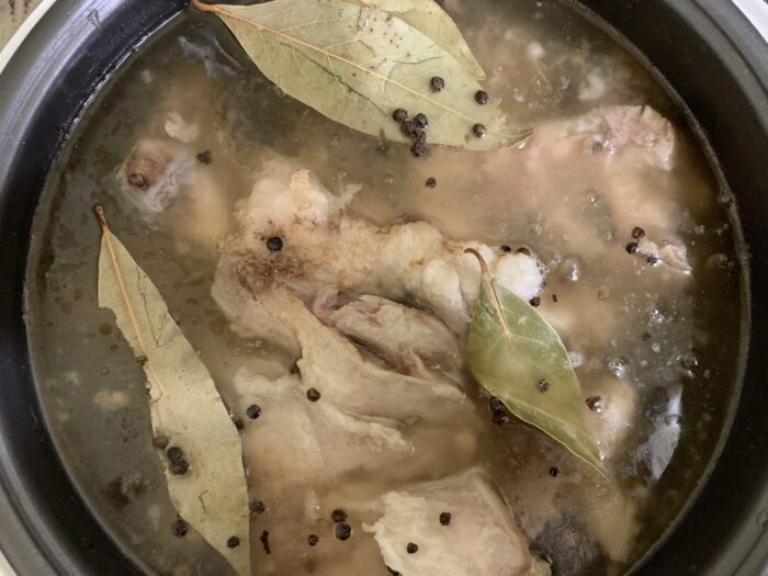 Можно смешать мясо с бульоном и залить в форму