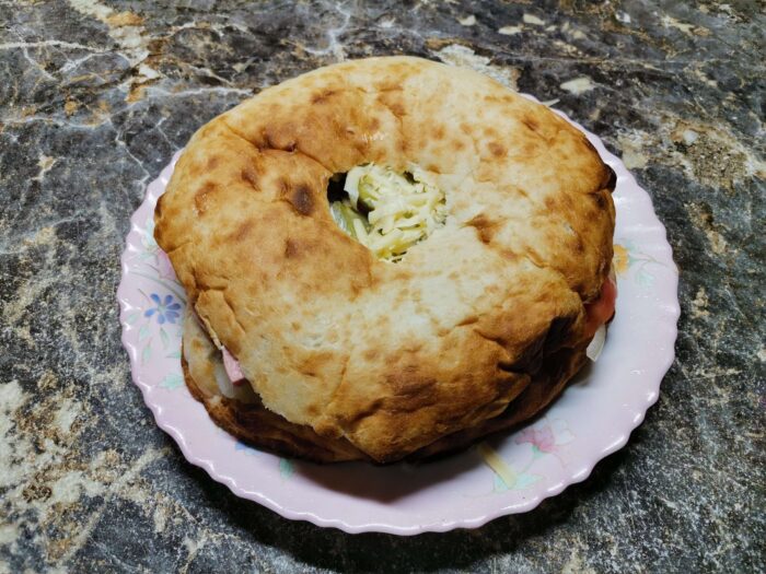 Сверху накрываем второй половинкой лаваша