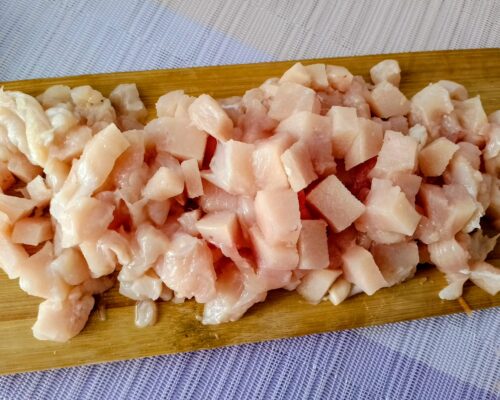 Taiati pieptul de pui in cubulete mici