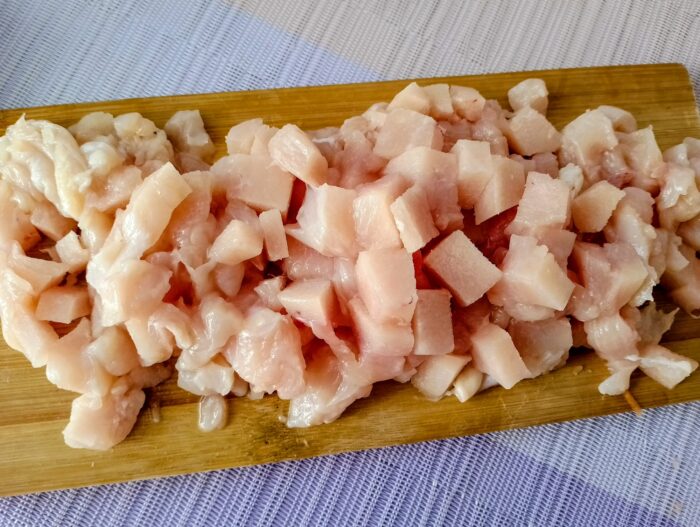 Taiati pieptul de pui in cubulete mici