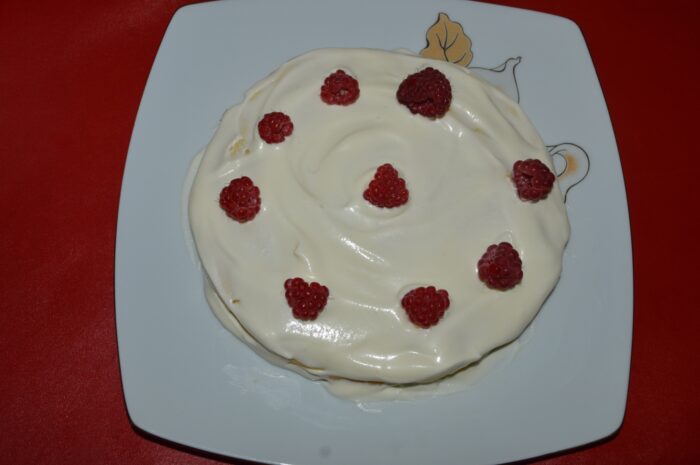 При желании положите малину между слоями