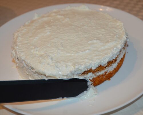 remove the pastry ring and spread the remaining cream