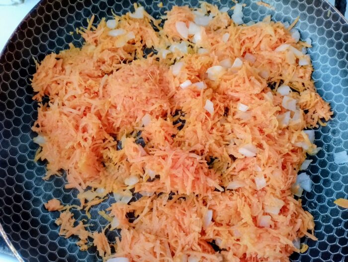 Se soteaza legumele intr-o tigaie pana se inmoaie