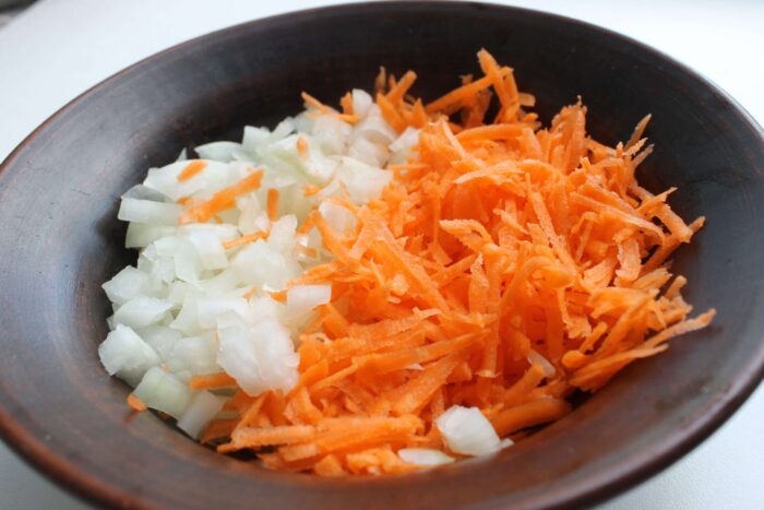 Se rade morcovii pe răzătoarea medie