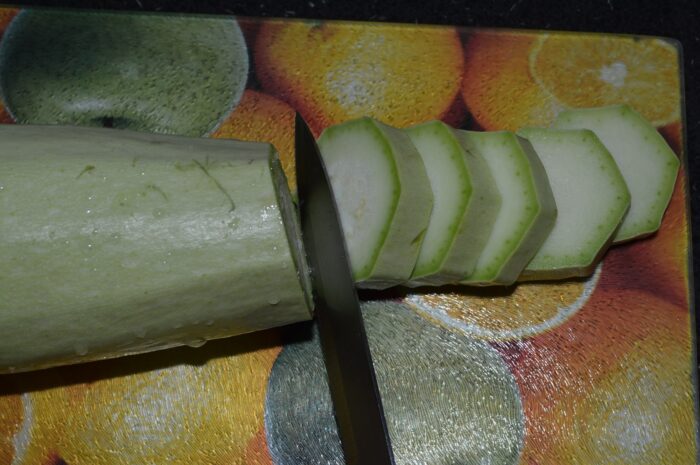 Wash and cut the zucchini