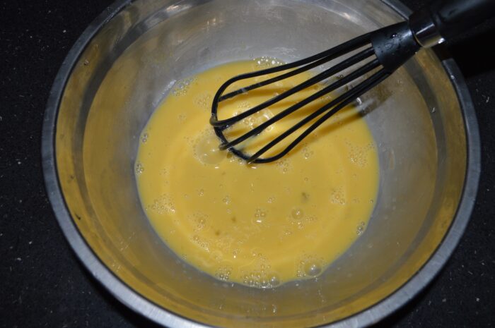 Взбейте яйца венчиком