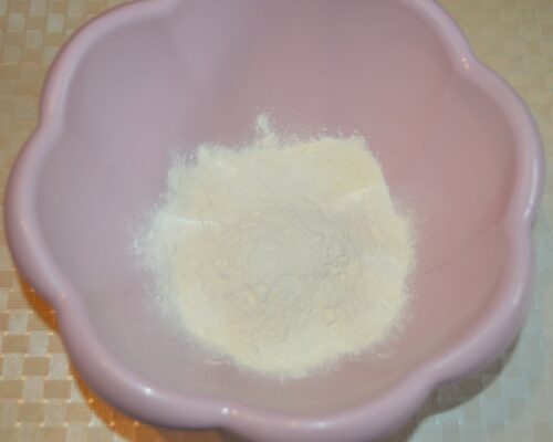 Intr-un bol adanc adaugati faina
