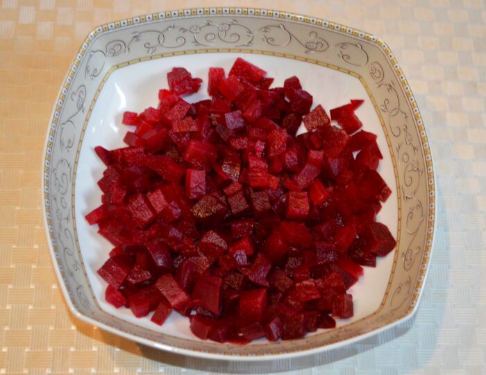 Adaugati sfecla taiata intr-un bol