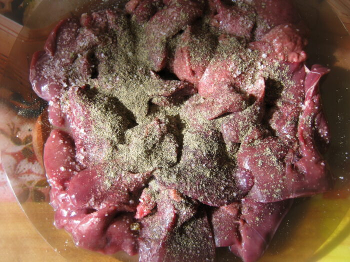 Se așază ficatul pe o farfurie plată și se sărează