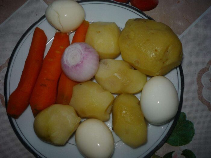 Отваренные овощи и яйца