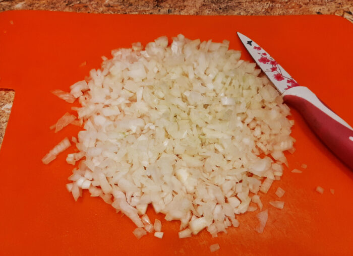 Ceapa decojită se toacă