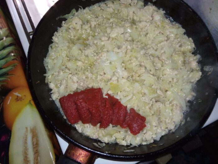 Нарезаем мелко лук и отправляем его в сковородку