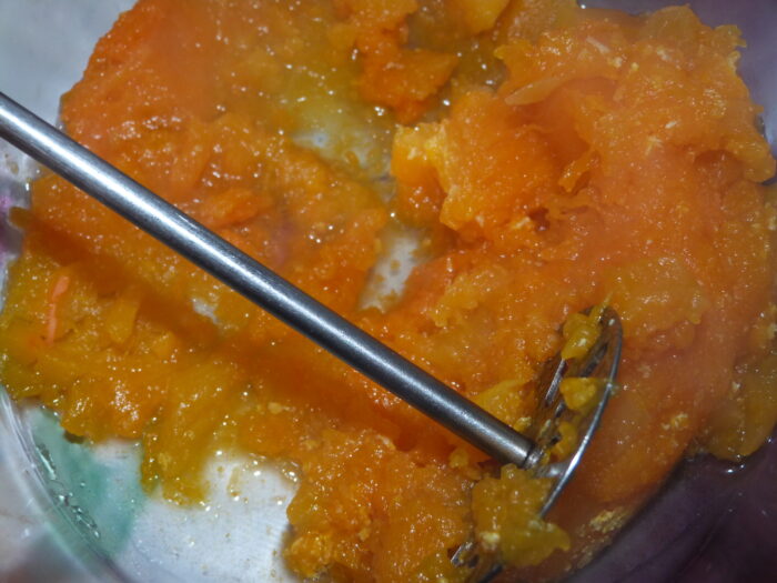 Se frământă pulpa de dovleac