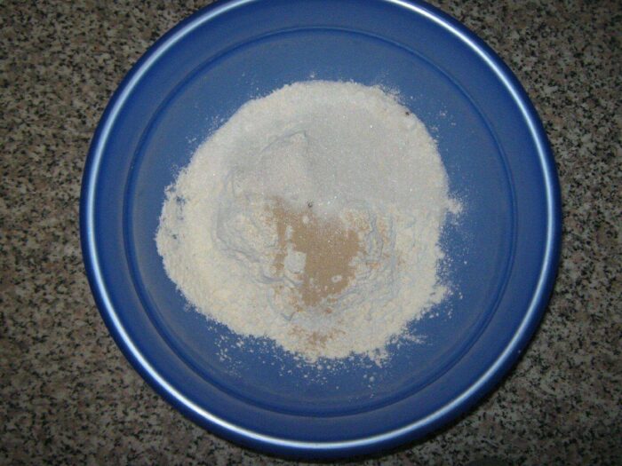 В глубокой емкости смешиваем муку