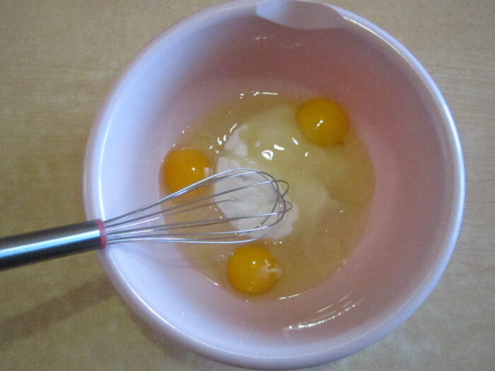 Amestecati ouale si zaharul