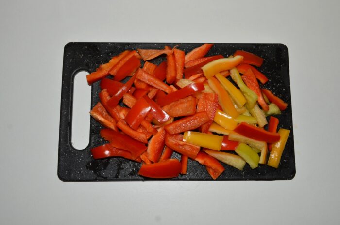 Cut the peppers into strips