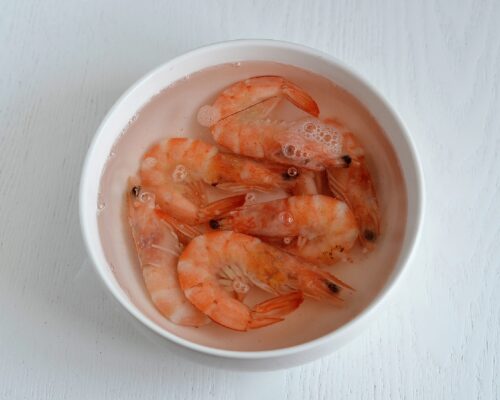 Place the shrimp in a deep bowl and pour boiling water