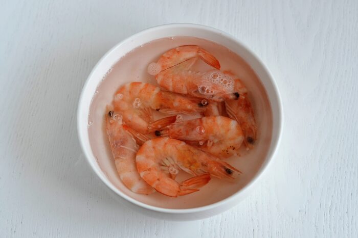 Place the shrimp in a deep bowl and pour boiling water