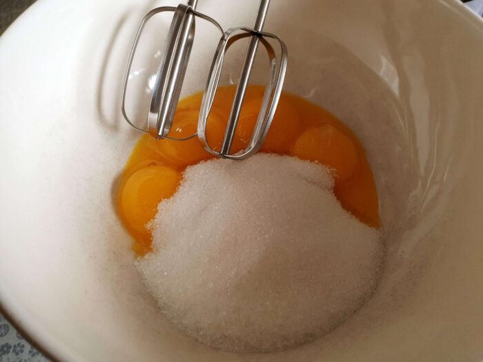 Желтки взбить в пышную пену