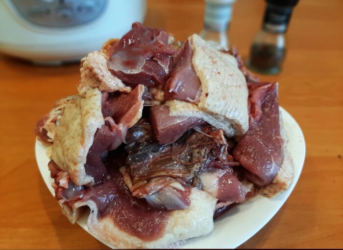 Taiati carnea in bucati mici