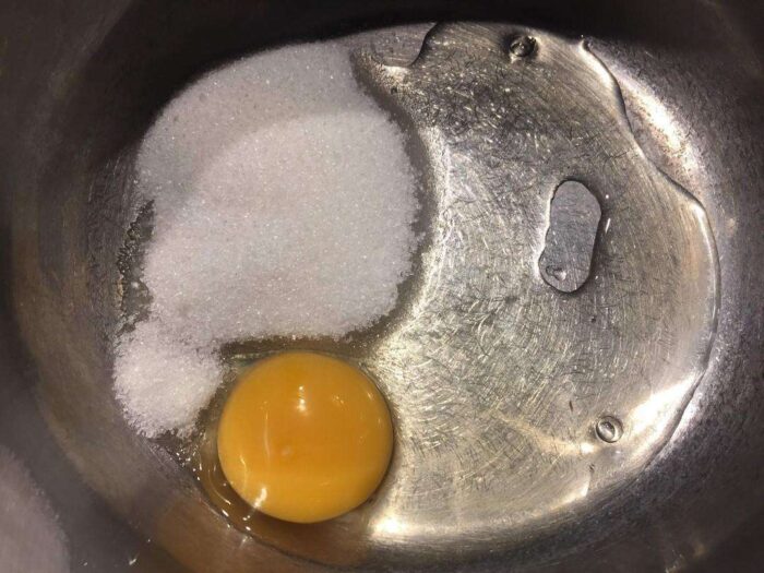 Яйцо, сахар перетереть между собой в кастрюле