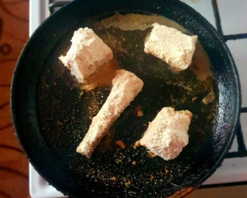 Выложить на разогретую с маслом сковороду