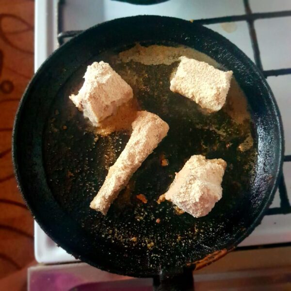 Выложить на разогретую с маслом сковороду