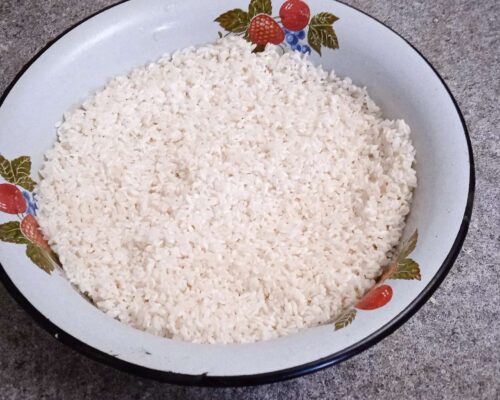 Первым делом промываем рис