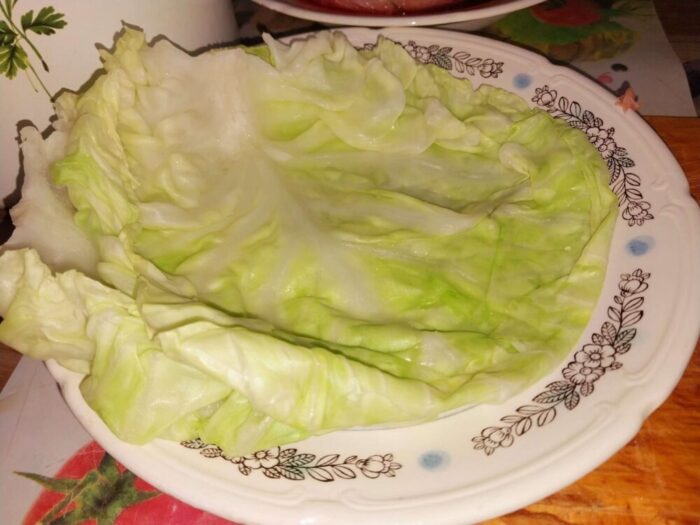 Кладем на нее лист капусты