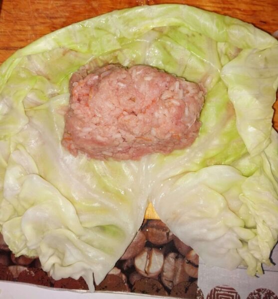 С самого края вырезаем уголком плотную часть