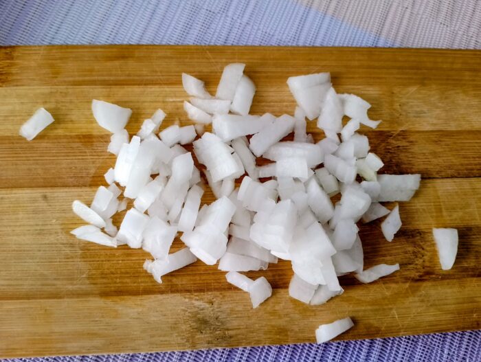 Curatati ceapa de coaja, spalati-o si taiati-o