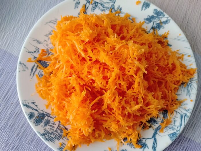 Radeti morcovii curatati pe o razatoare fina